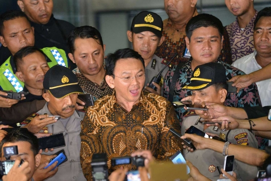 Wartawan kerubungi Ahok usai diperiksa 12 jam di KPK