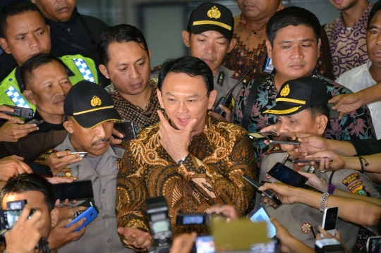 Wartawan kerubungi Ahok usai diperiksa 12 jam di KPK