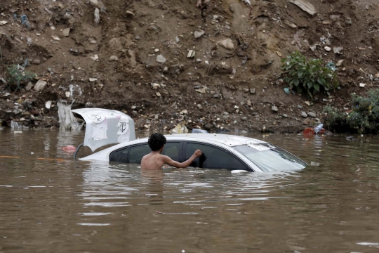 Aksi nekat pemuda di Yaman evakuasi mobil terendam banjir