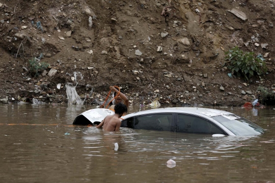 Aksi nekat pemuda di Yaman evakuasi mobil terendam banjir