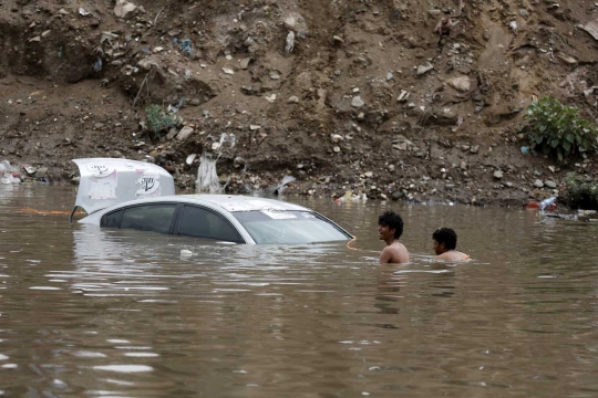 Aksi nekat pemuda di Yaman evakuasi mobil terendam banjir