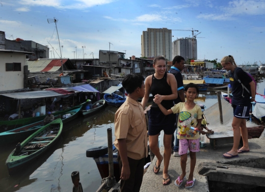 Bule cantik asal Denmark kunjungi korban gusuran Pasar Ikan