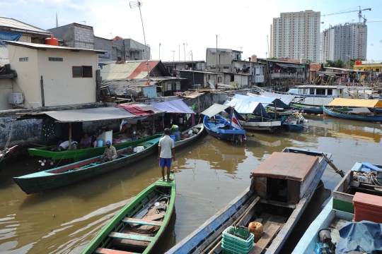 Bule cantik asal Denmark kunjungi korban gusuran Pasar Ikan