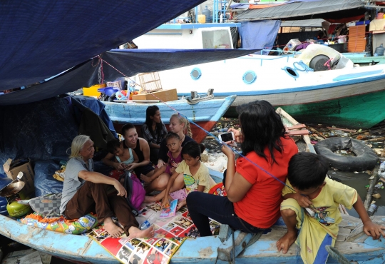 Bule cantik asal Denmark kunjungi korban gusuran Pasar Ikan