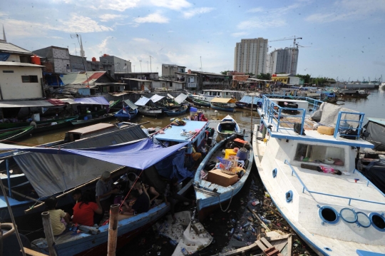 Meratapi korban gusuran Pasar Ikan tetap bertahan di perahu