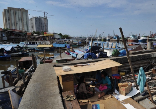 Meratapi korban gusuran Pasar Ikan tetap bertahan di perahu