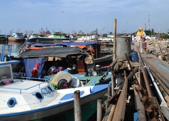 Meratapi korban gusuran Pasar Ikan tetap bertahan di perahu