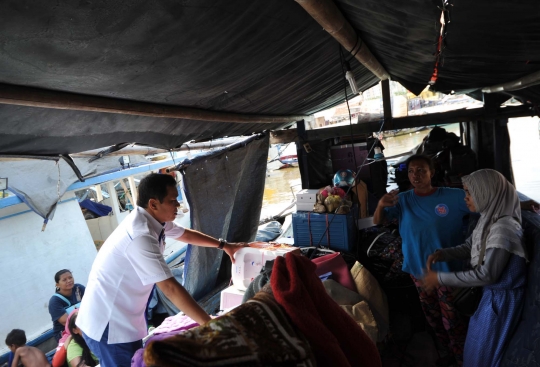 Meratapi korban gusuran Pasar Ikan tetap bertahan di perahu