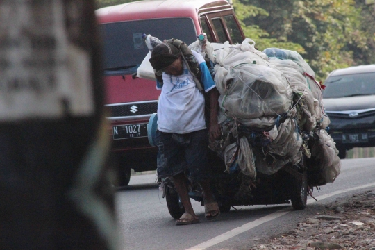 Potret Pak Su puluhan tahun tarik gerobak keliling Kota Malang