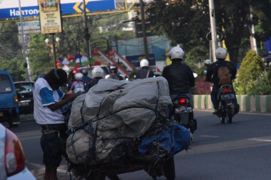 Potret Pak Su puluhan tahun tarik gerobak keliling Kota Malang