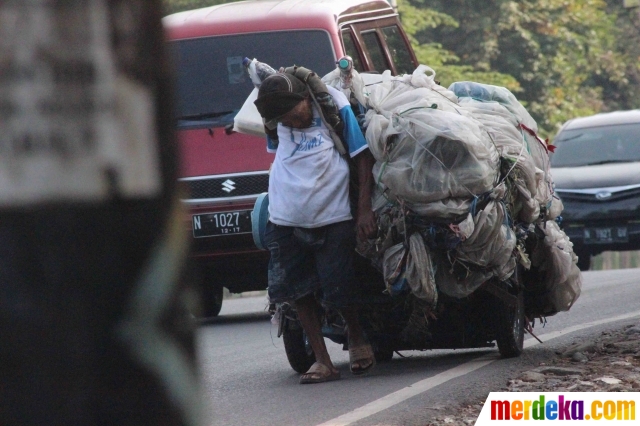 Foto : Potret Pak Su puluhan tahun tarik gerobak keliling 