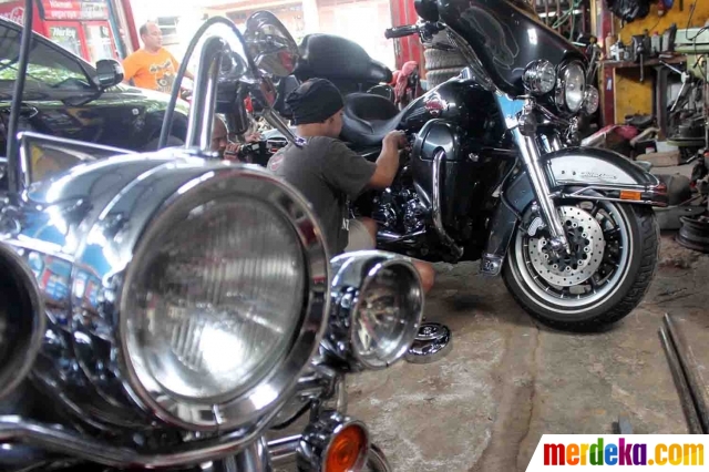 Seorang mekanik saat memperbaiki motor Harley Davidson di bengkel Chandra Part's and Service di Jalan Simpang Panji Suroso, Malang, Jumat (15/4). Bengkel tak resmi yang melayani servis hingga penyediaan suku cadang moge asal Amerika Serikat tersebut pelanggannya kian bertambah seiring banyaknya jumlah pemilik dan pecinta Harley Davidson. Ditambah lagi dengan banyaknya bengkel resmi Harley Davidson di Indonesia yang tutup.
