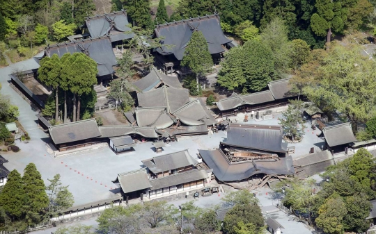 Pandangan udara hancurnya kota di Jepang akibat gempa 7,3 SR