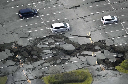 Pandangan udara hancurnya kota di Jepang akibat gempa 7,3 SR