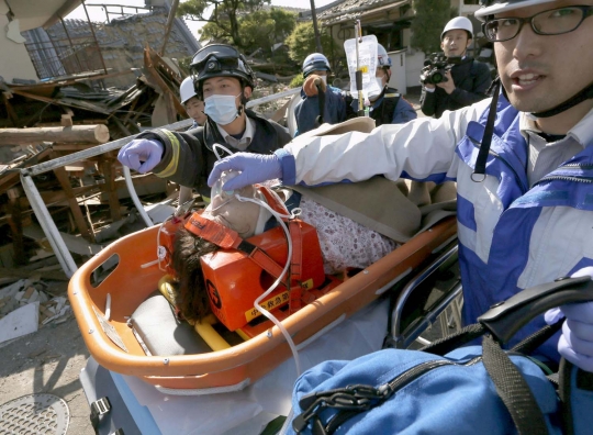 Pandangan udara hancurnya kota di Jepang akibat gempa 7,3 SR