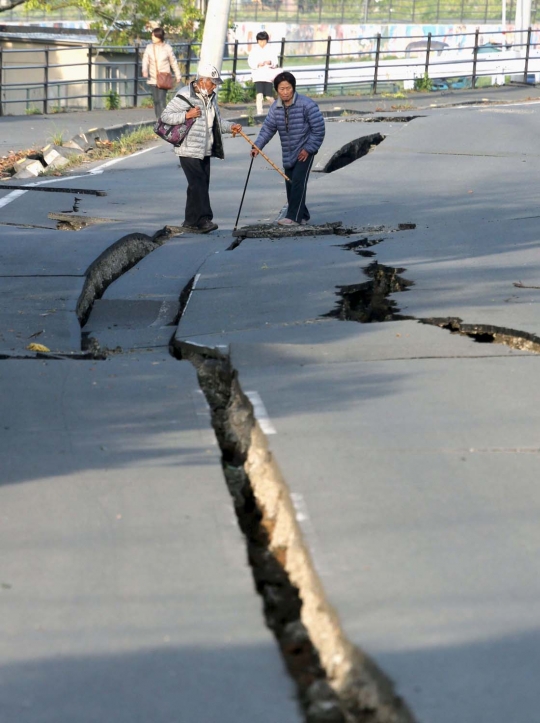 Pandangan udara hancurnya kota di Jepang akibat gempa 7,3 SR