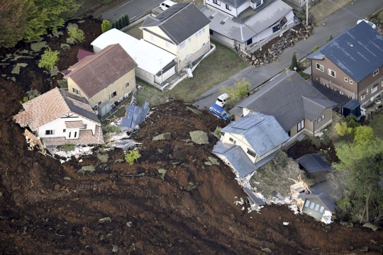 Pandangan udara hancurnya kota di Jepang akibat gempa 7,3 SR