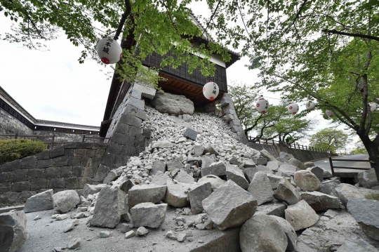 Penampakan istana bersejarah Jepang hancur diguncang gempa