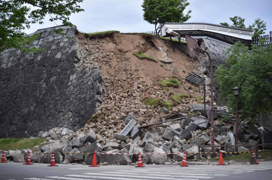 Penampakan istana bersejarah Jepang hancur diguncang gempa