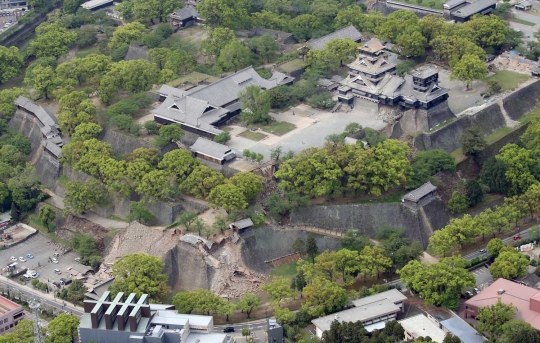 Penampakan istana bersejarah Jepang hancur diguncang gempa
