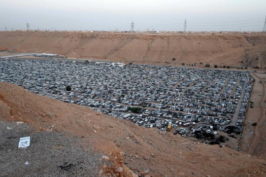 Melihat penampungan mobil sitaan polisi Arab Saudi di gurun pasir