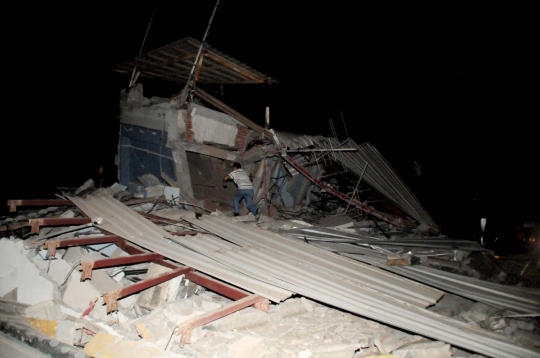 Reruntuhan bangunan akibat gempa 7,8 SR di Ekuador