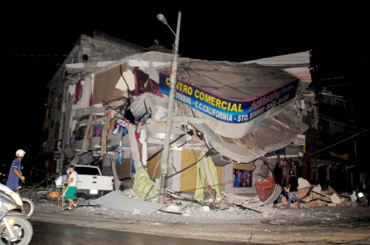 Reruntuhan bangunan akibat gempa 7,8 SR di Ekuador