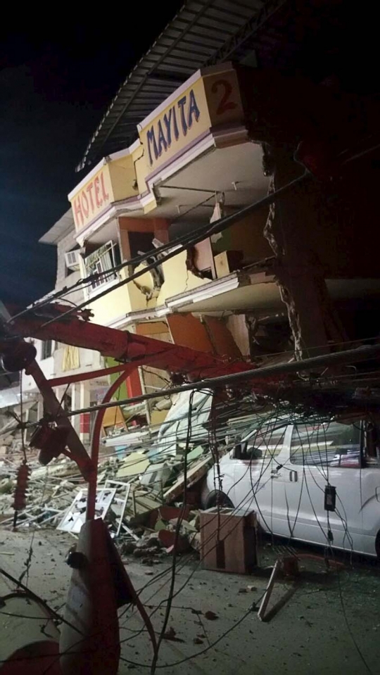 Reruntuhan bangunan akibat gempa 7,8 SR di Ekuador