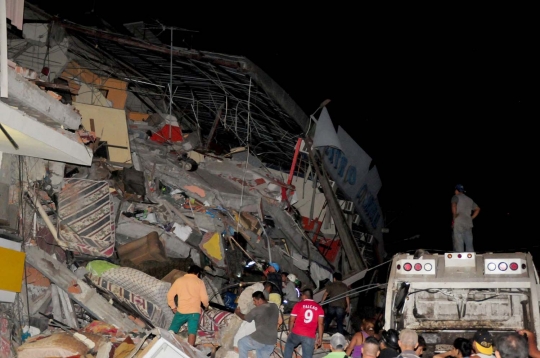 Reruntuhan bangunan akibat gempa 7,8 SR di Ekuador