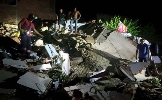 Reruntuhan bangunan akibat gempa 7,8 SR di Ekuador