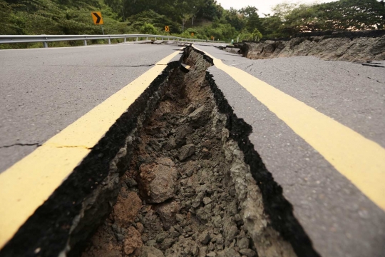 Dahsyatnya gempa 7,8 SR di Ekuador sampai jalanan terangkat