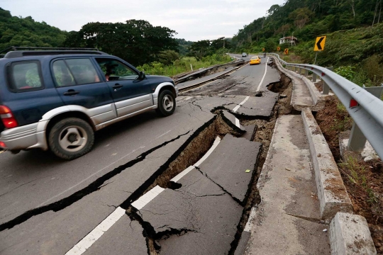 Dahsyatnya gempa 7,8 SR di Ekuador sampai jalanan terangkat