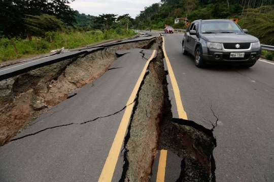 Dahsyatnya gempa 7,8 SR di Ekuador sampai jalanan terangkat