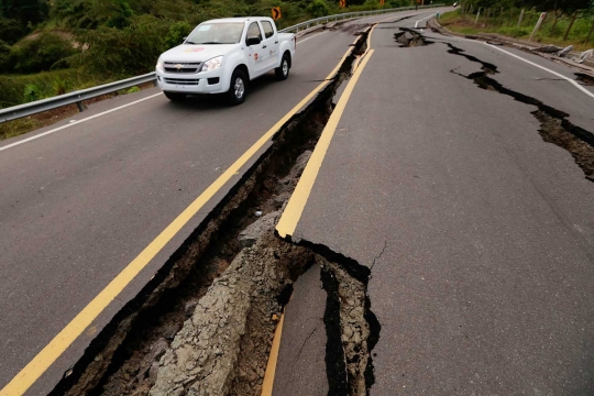 Dahsyatnya gempa 7,8 SR di Ekuador sampai jalanan terangkat