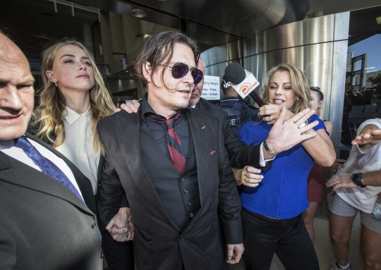 Kasus penyelundupan, Johnny Depp & istri di sidang di Australia