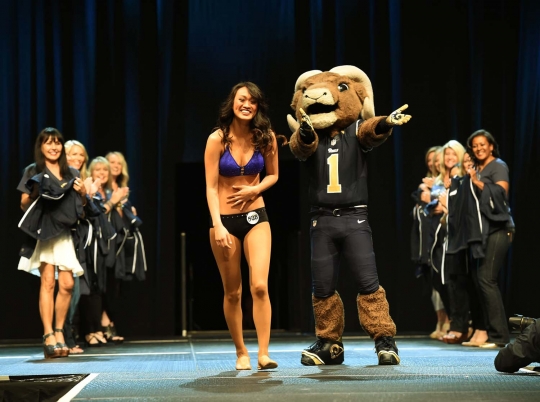 Intip ratusan wanita seksi ikut audisi cheerleaders Los Angeles Rams