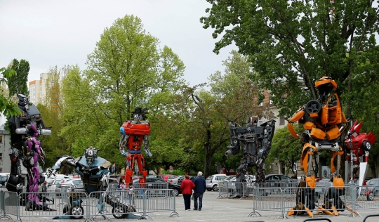 Robot-robot dari mobil bekas saingan Transformers hebohkan Kroasia