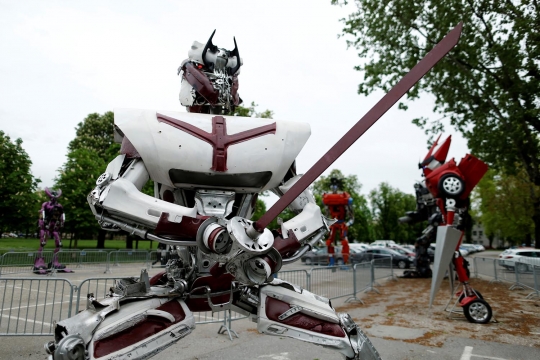 Robot-robot dari mobil bekas saingan Transformers hebohkan Kroasia