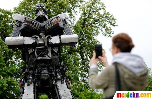 Foto : Robot-robot dari mobil bekas saingan Transformers 