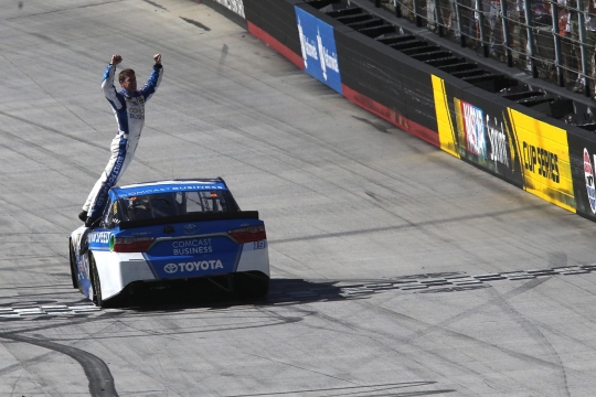 Aksi Carl Edwards salto dari mobil rayakan juara NASCAR