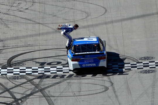 Aksi Carl Edwards salto dari mobil rayakan juara NASCAR