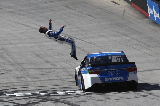 Aksi Carl Edwards salto dari mobil rayakan juara NASCAR