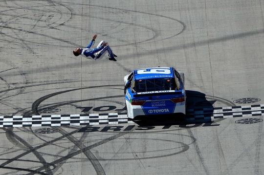 Aksi Carl Edwards salto dari mobil rayakan juara NASCAR