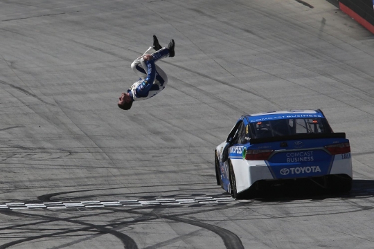 Aksi Carl Edwards salto dari mobil rayakan juara NASCAR