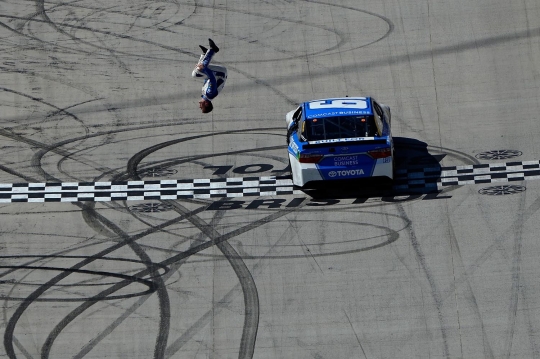 Aksi Carl Edwards salto dari mobil rayakan juara NASCAR