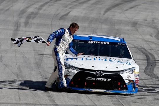 Aksi Carl Edwards salto dari mobil rayakan juara NASCAR