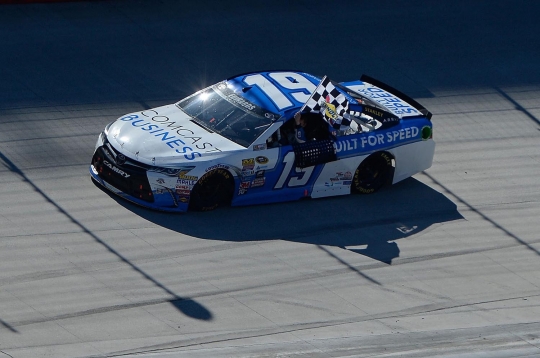 Aksi Carl Edwards salto dari mobil rayakan juara NASCAR
