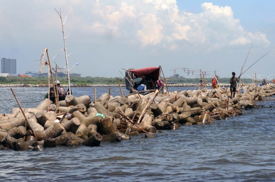 Melihat lebih dekat pemecah ombak di pesisir Jakarta