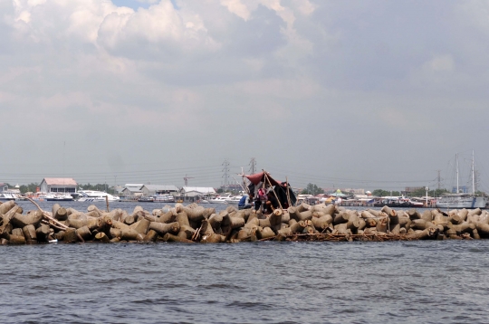 Melihat lebih dekat pemecah ombak di pesisir Jakarta
