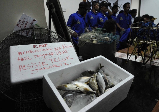 Nelayan tunjukkan hasil tangkapan ikan dari Teluk Jakarta